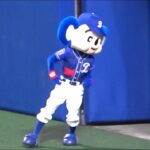 超急いでたった数秒でブログの写真を撮り終えるドアラ(2021/05/03)