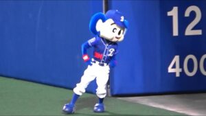 超急いでたった数秒でブログの写真を撮り終えるドアラ(2021/05/03)