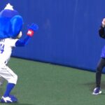 ついに頭に兜が乗ったドアラ「今ブログの写真撮って！」(2021/05/05)