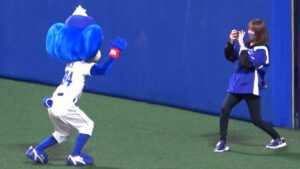 ついに頭に兜が乗ったドアラ「今ブログの写真撮って！」(2021/05/05)