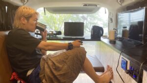 台風の暴風雨の中で車中泊したら避難警報が出て旅を中断することになりました。