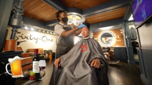 ラグジュアリー過ぎる床屋でコンマ単位の圧倒的な技術を体験!!ビール,ワイン飲み放題サービスまでin ハワイ