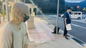 キャンピングカー旅の道中にヒッチハイカー見つけたから拾ってみたw